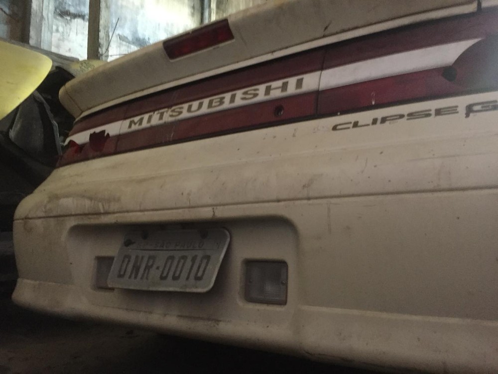 A placa na traseira do carro com as consoantes e o número da camisa de Dener — Foto: Raphael Zarko