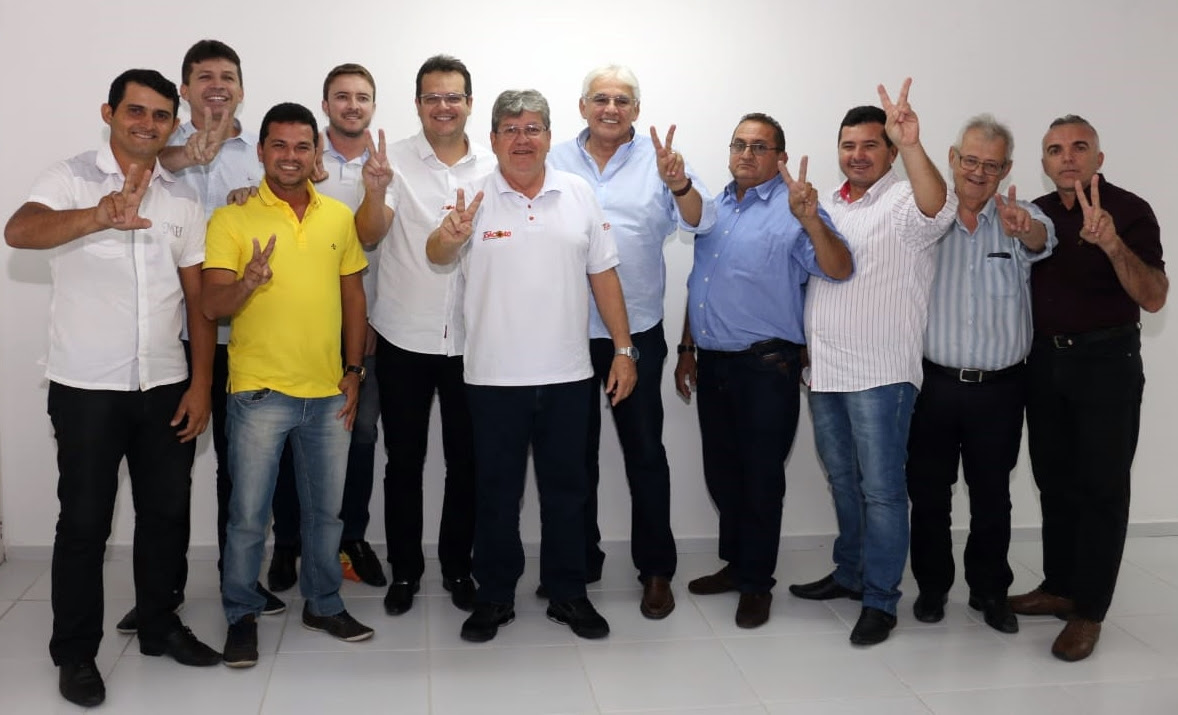 Resultado de imagem para O candidato do PSB ao Governo do Estado, João Azevêdo, conquistou apoios na cidade de Várzea, no Sertão paraibano. Durante encontro realizado na Capital, que contou ainda com a partição do ex-senador Efraim Morais (Democratas), o prefeito Toninho Medeiros (Democratas) anunciou o apoio de todo seu grupo polÃÂtico àcandidatura do socialista, inclusive o vice-prefeito Alexandre Magno (PSDB).