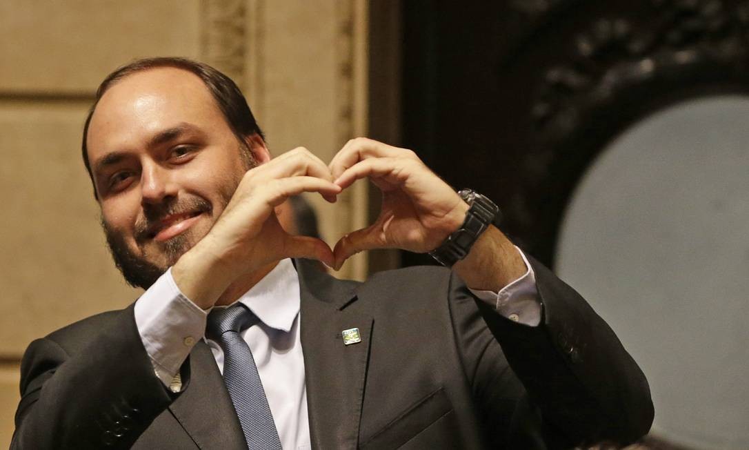 Resultado de imagem para Carlos Bolsonaro empregou idosa que nega ter trabalhado para vereador