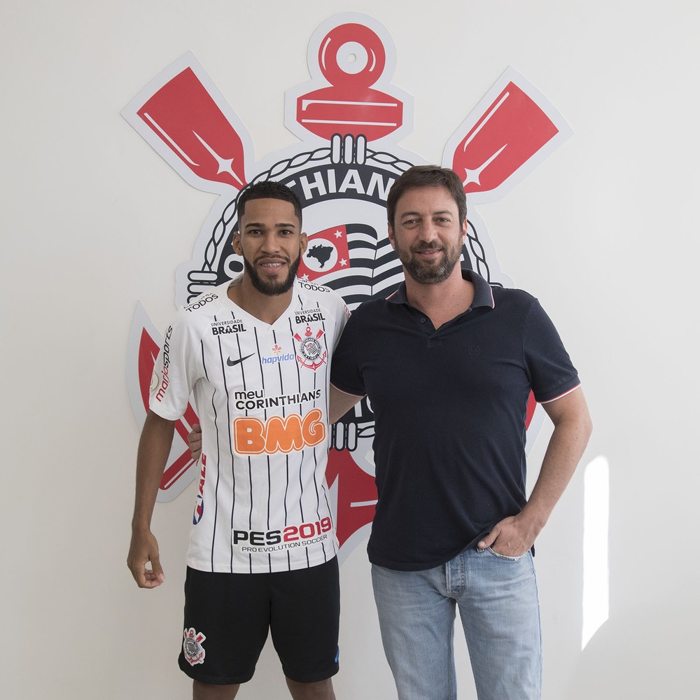 everaldo_cori Everaldo, novo atacante do Corinthians, posa ao lado do diretor Duílio Monteiro Alves — Foto: Daniel Augusto Jr/Ag.Corinthians
