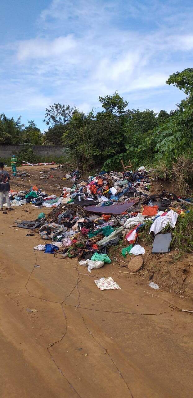 Resultado de imagem para Crime ambiental: três caçambas derramam lixo no Conde para criar graves problemas