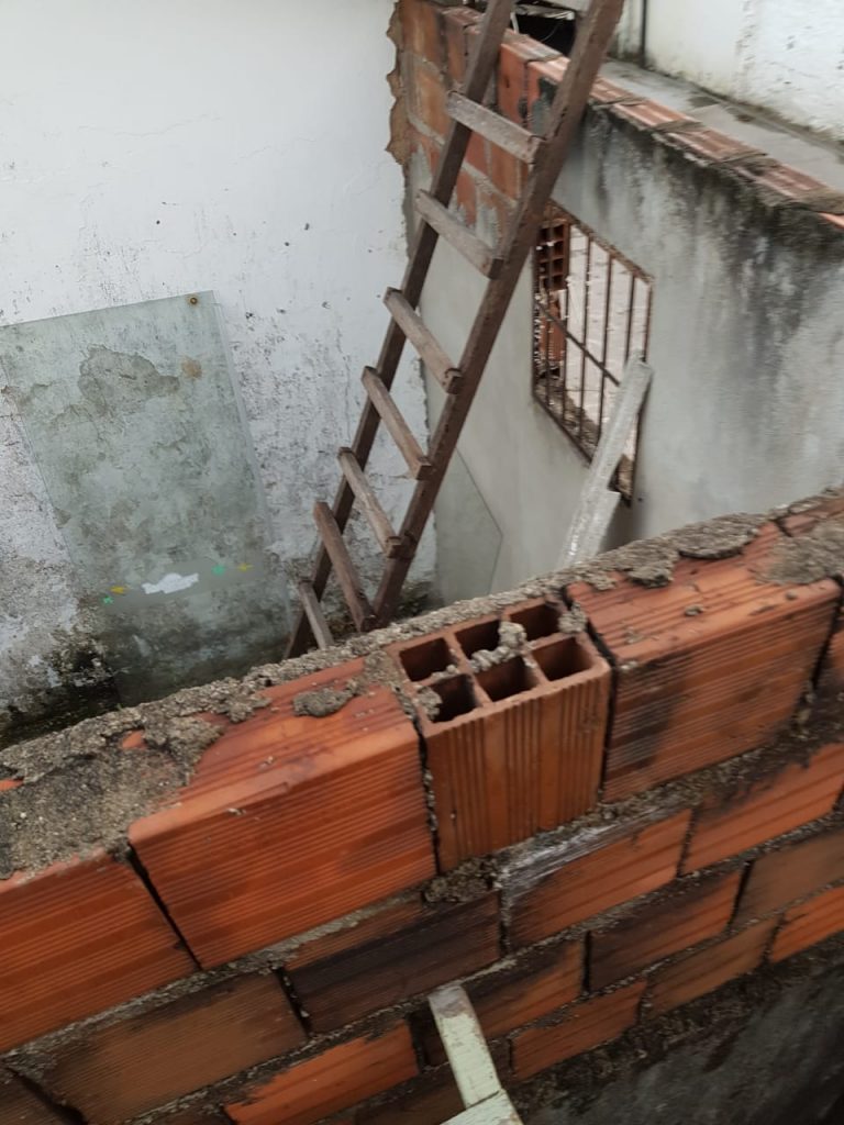 Escada1 768x1024 - FIM DA LINHA : Polícia prende suspeito de matar empresário sousense encontrado em apartamento, na Capital ; CONFIRA